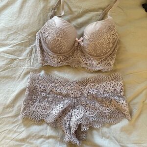 Victoria’s Secret Lace Bra & Panty Set – 32D / S